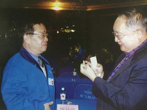 李连印与前新飞副董事长高嘉琳（右）交谈。  图片来自《广告到底》