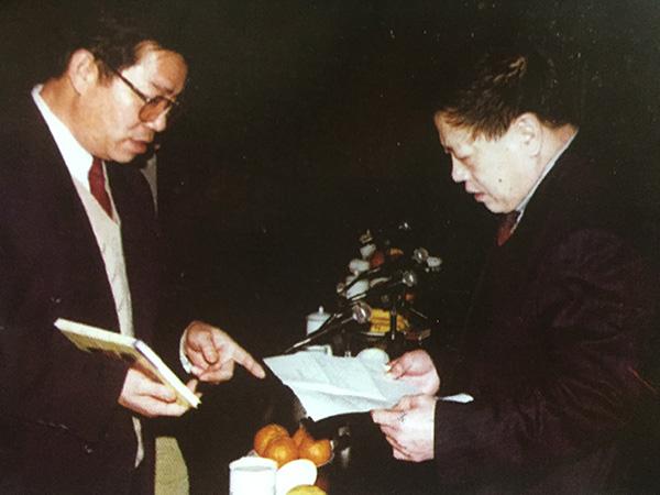 曾任新飞党委工作部部长的李连印与刘炳银（右）交流。 图片来自《广告到底》