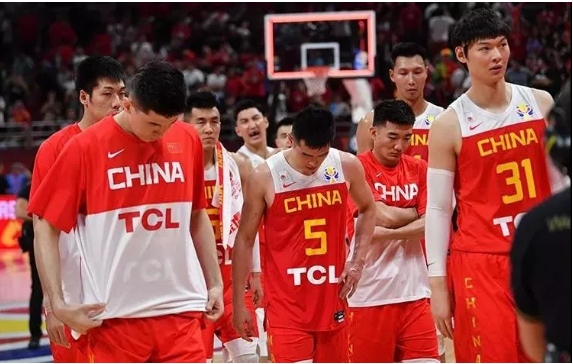 他们都哭了！中国男篮何时能为中国赢得尊敬？